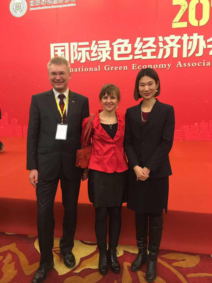  捷斯中合作協(xié)會(huì)監(jiān)事會(huì)員Rudolf Zachoval（左一）、Sarka Zhang（左二）與 仟億達(dá)劉總（右一）合影