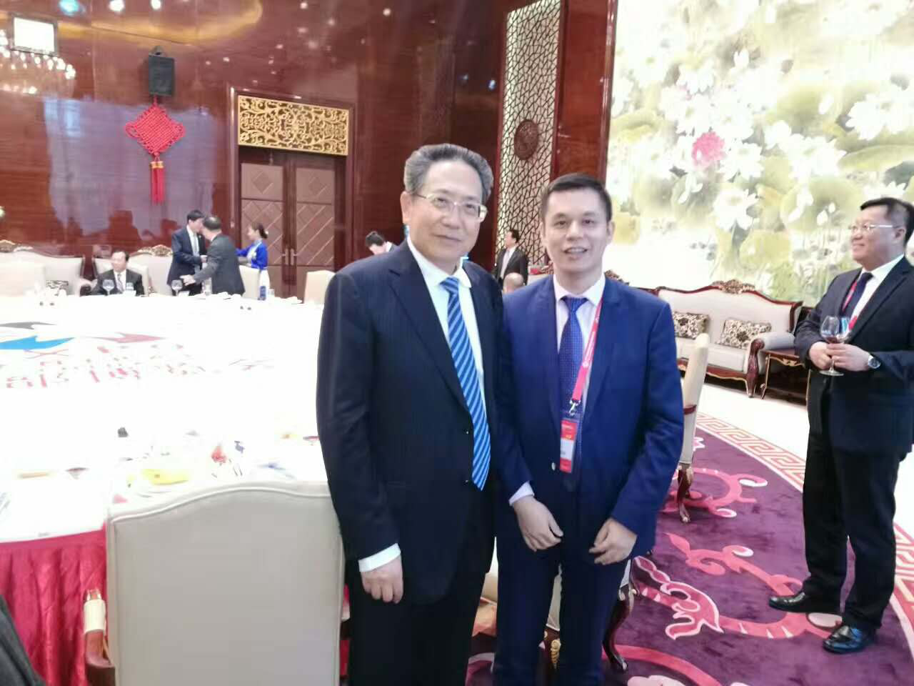 安徽省委書記、省人常委會主任李錦斌（左）仟億達(dá)集團(tuán)董事長鄭兩斌（右）與合影留念