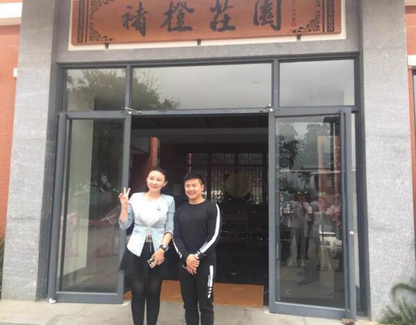 仟億達(dá)集團(tuán)總裁(左)與型動(dòng)體育始人、奧運(yùn)陳一冰(右)